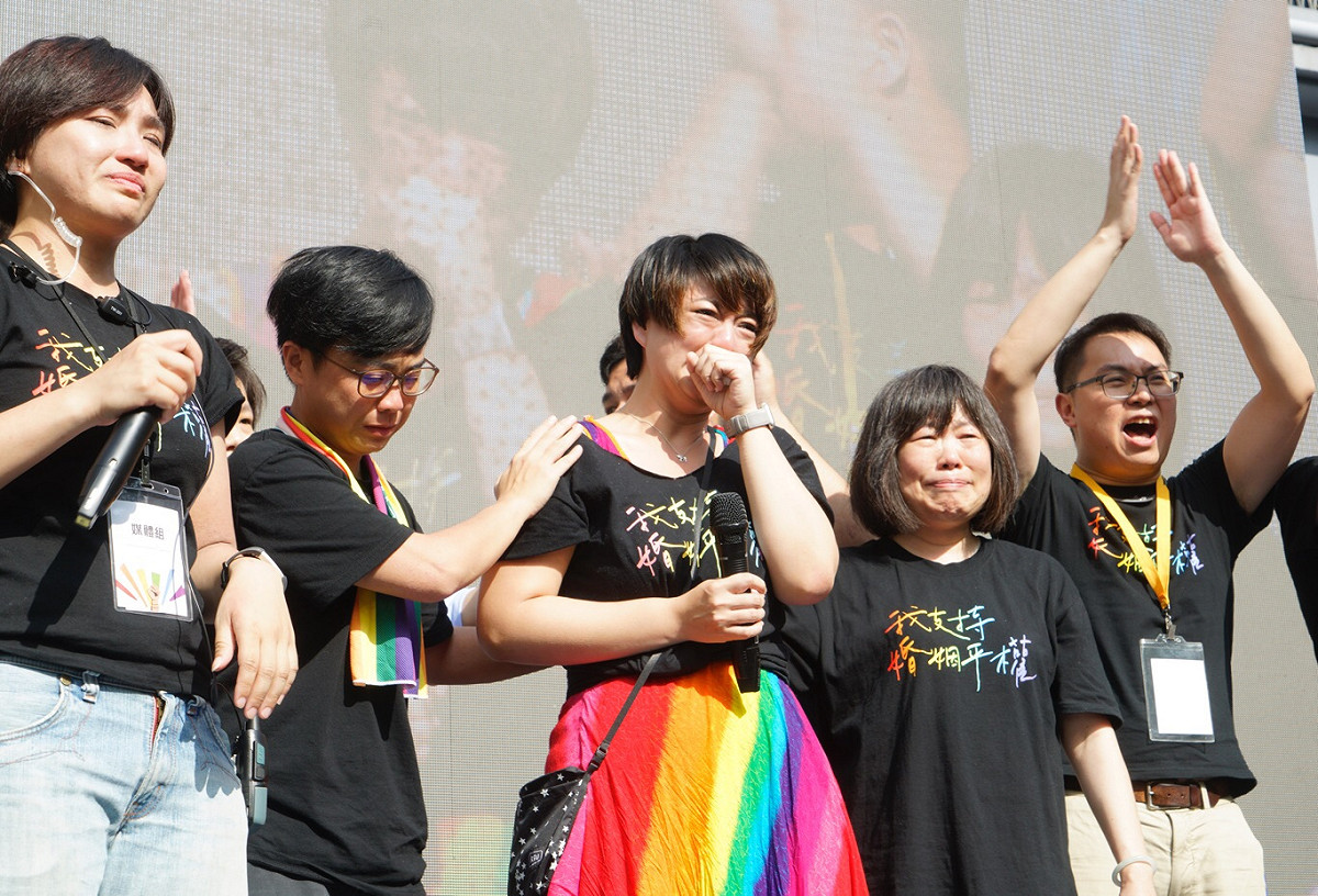 立法院院會三讀通過同婚專法，挺同團體激動落淚。 圖：張良一／攝