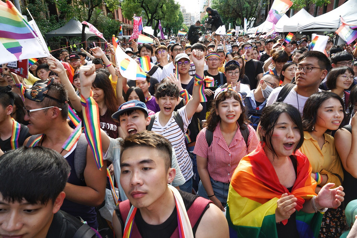 立法院院會三讀通過同婚專法，場外挺同團體一片歡聲雷動。 圖：張良一／攝