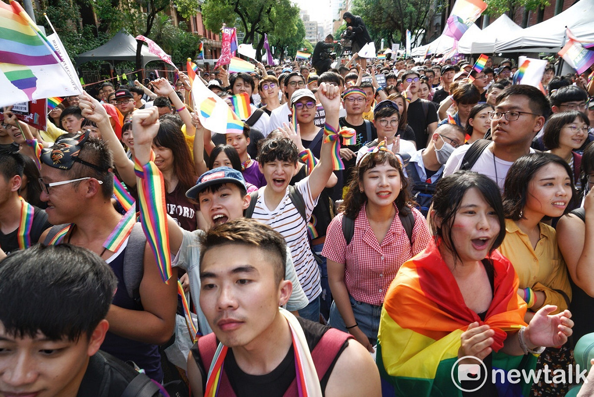 同婚專法三讀通過，場外支持者響起熱烈歡呼聲。 圖：張良一 / 攝