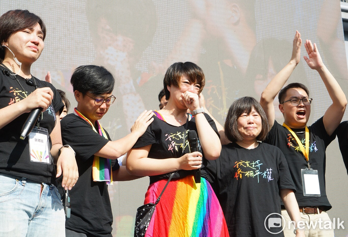 婚姻平權大平台總召呂欣潔哽咽向群眾感謝。 圖：張良一 / 攝