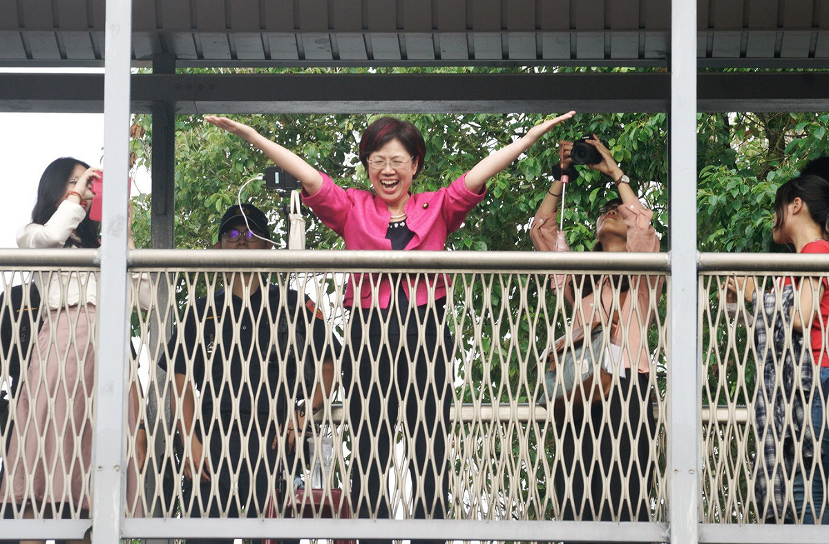 同婚專法重要推手--民進黨立委尤美女，三讀過關後出現議場外與挺同民眾同賀。 圖：張良一 / 攝
