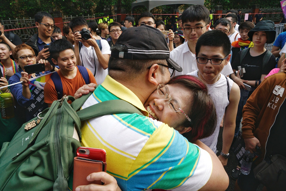 同婚專法重要推手民進黨立委尤美女，三讀過關後出現議場外與挺同民眾相擁打氣。 圖：張良一 / 攝