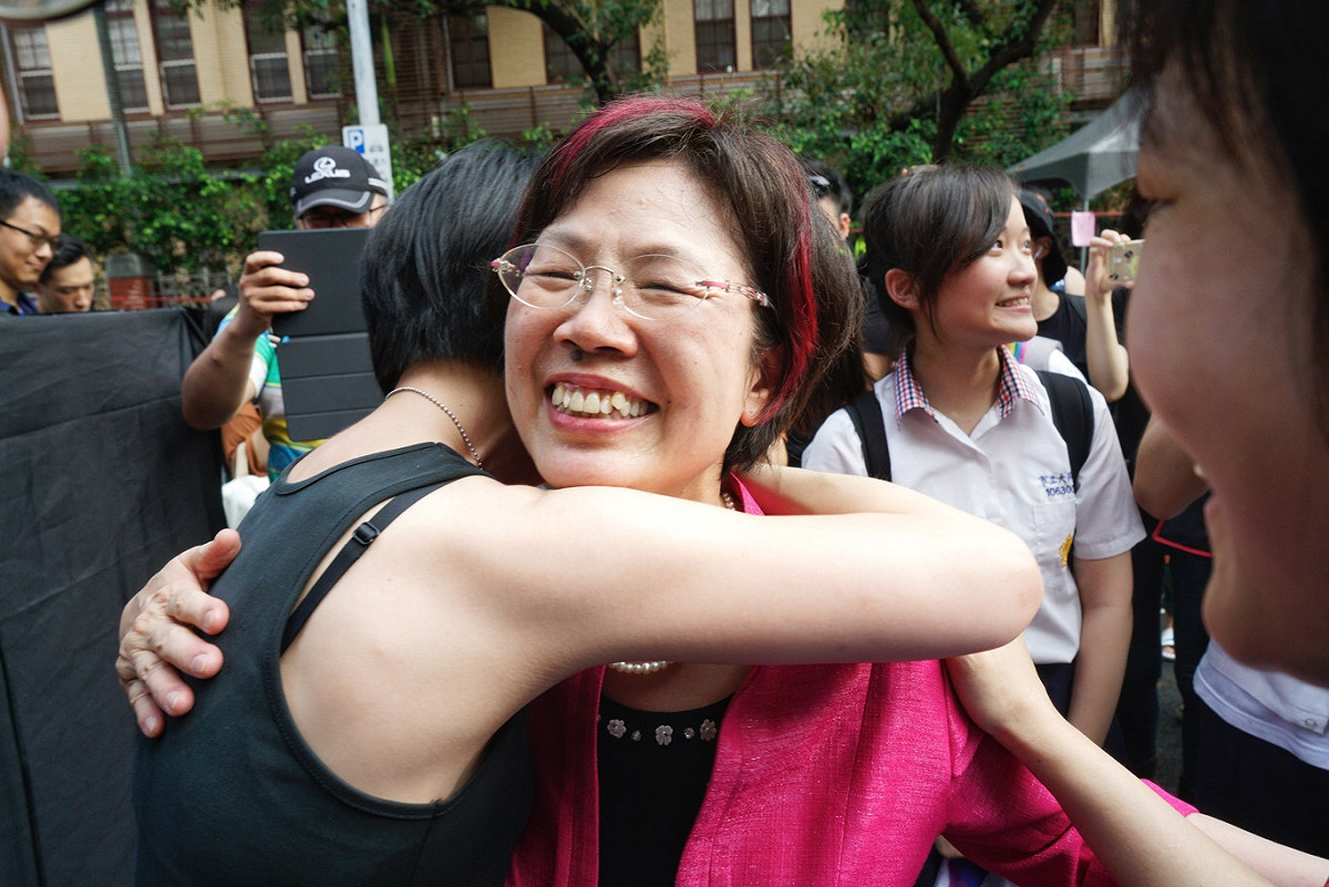 同婚專法重要推手民進黨立委尤美女，三讀過關後出現議場外與挺同民眾相擁打氣。 圖：張良一 / 攝