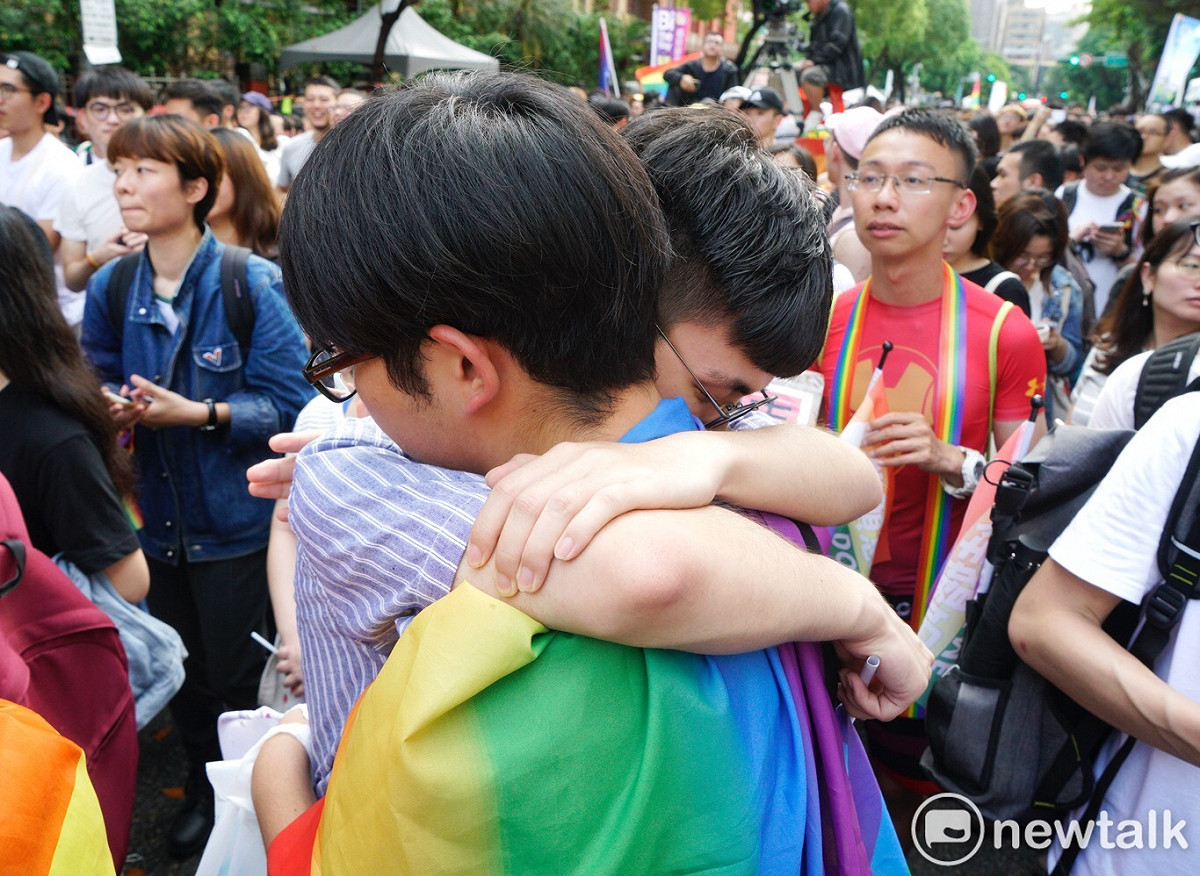 立法院院會三讀通過同婚專法，支持者相擁鼓勵。 圖：張良一 / 攝