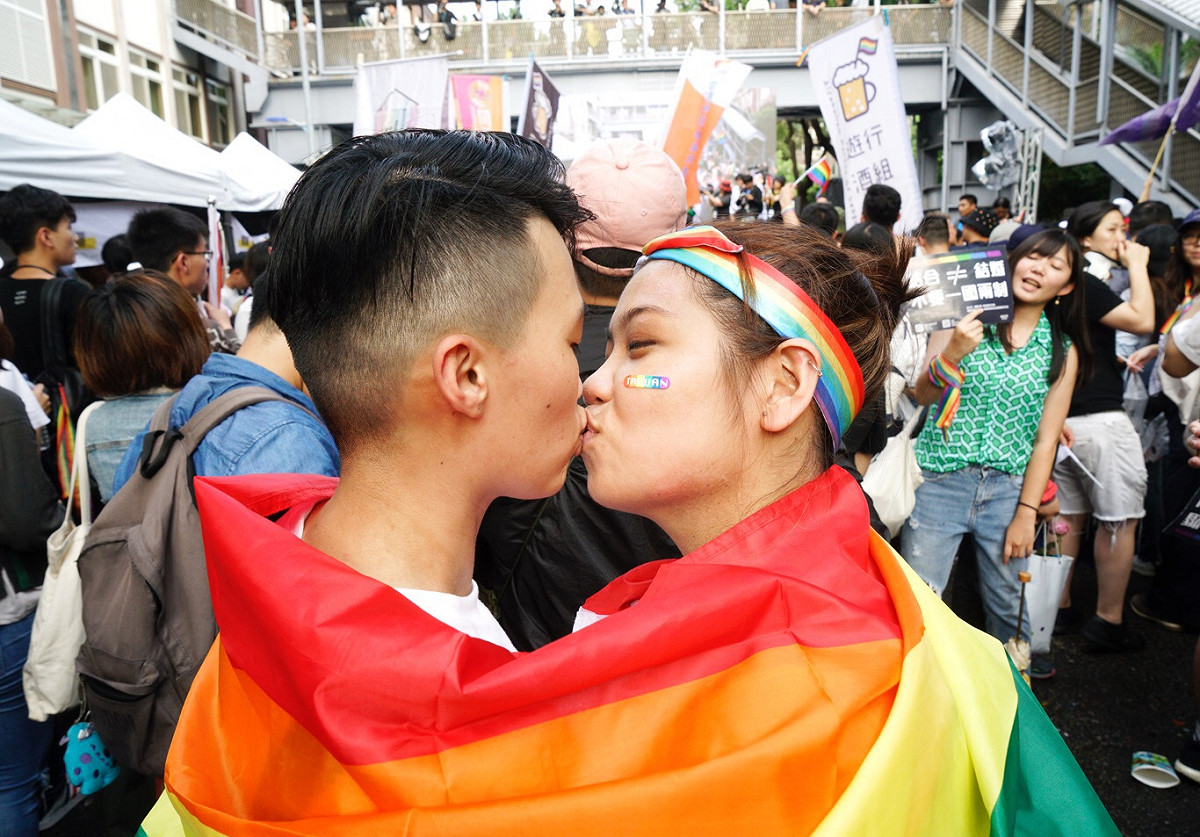 立法院院會三讀通過同婚專法，支持者親密互動。 圖：張良一 / 攝