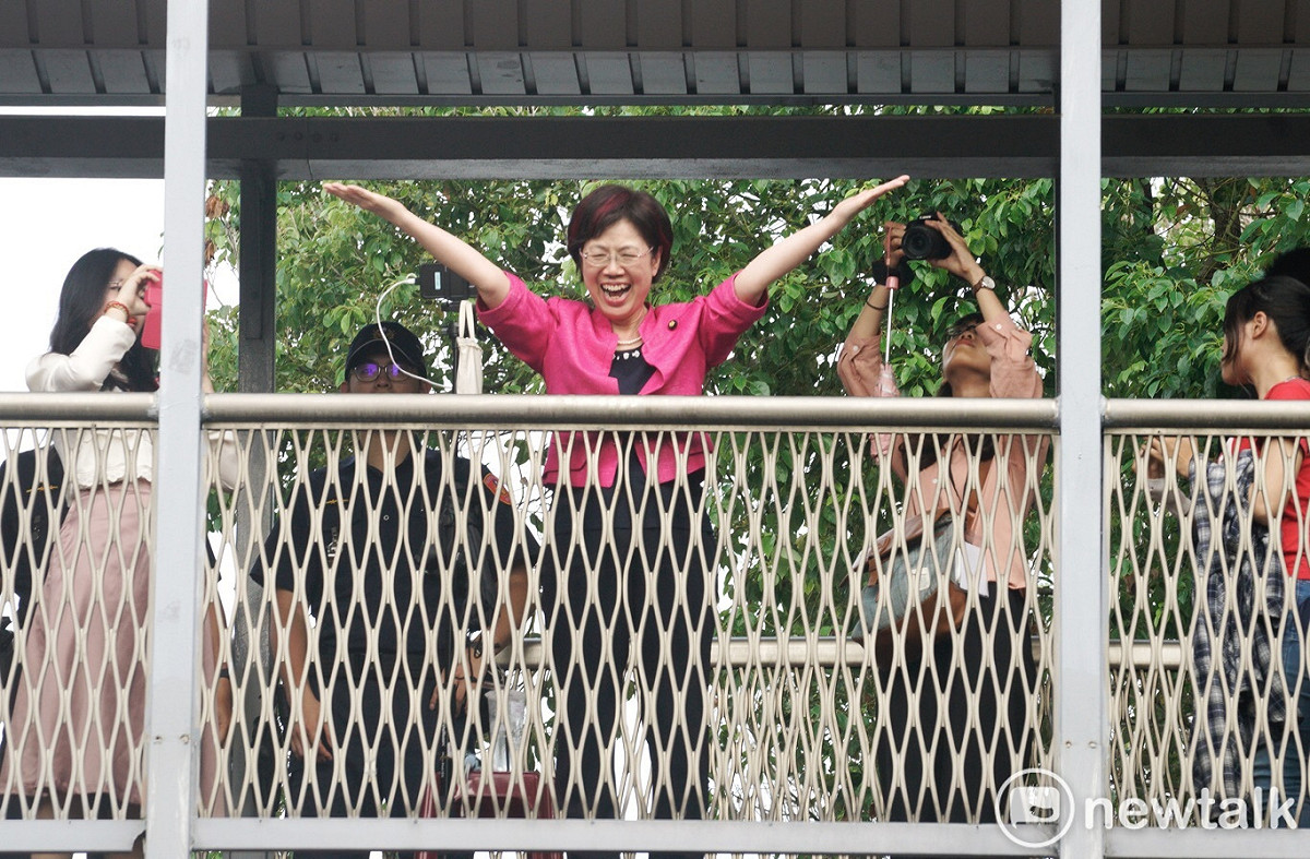 立委尤美女向現場民眾揮手致意。 圖：張良一 / 攝