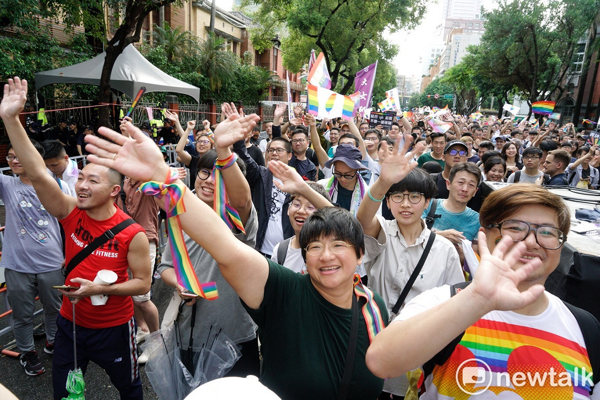 挺同群眾聚集青島東路上。 圖：張良一 / 攝