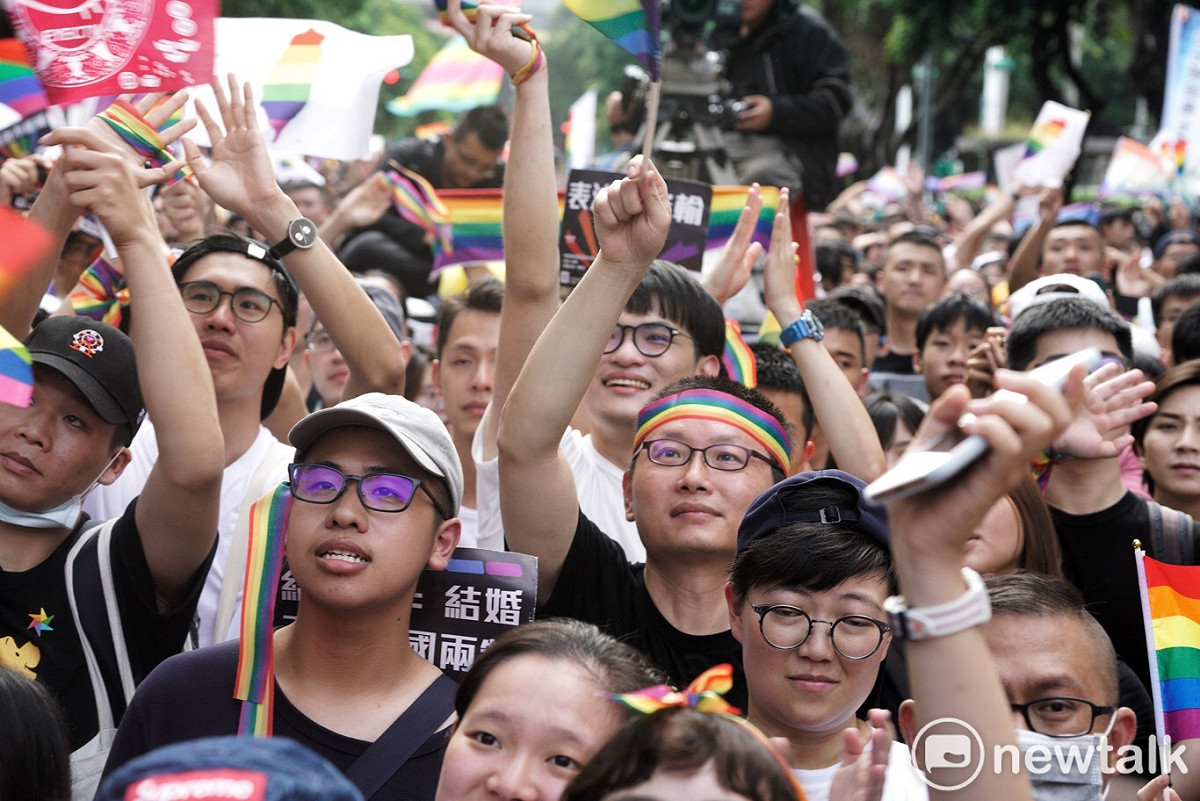 同婚專法三讀通過，場外挺同支持者爆出歡呼聲。 圖：張良一 / 攝