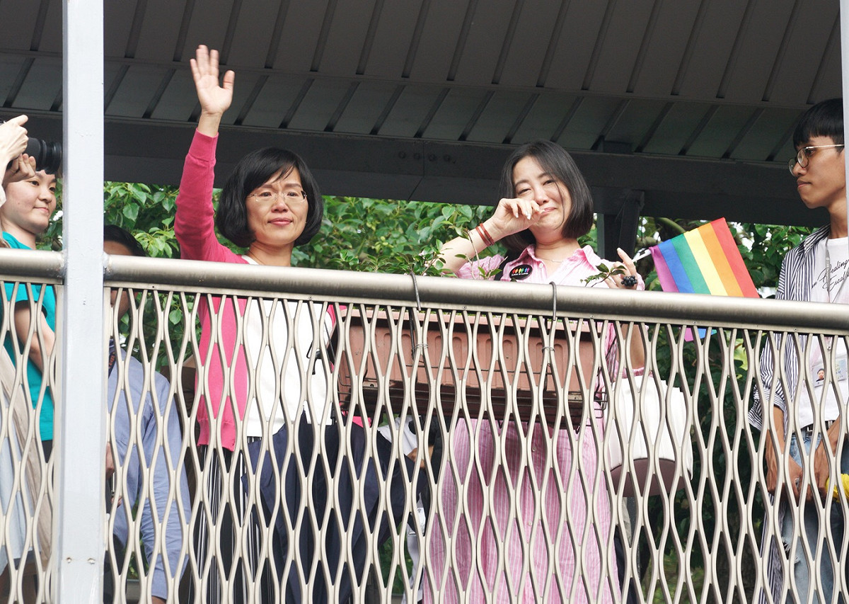 民進黨立委吳思瑤（右），蘇巧慧（左）激動與群眾揮手。 圖：張良一 / 攝