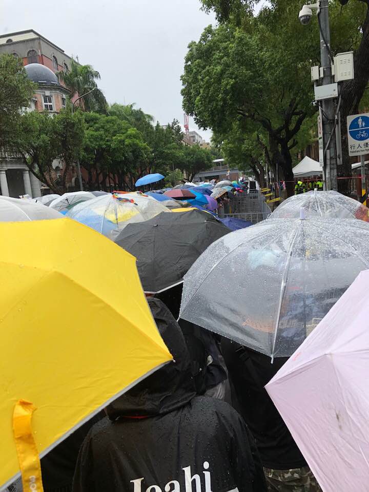 陳芳明隨手拍了多張照片，包括冒著大雨在立法院外「等待」的傘海和支持者舉牌「跨國同婚，全面合法」、「愛無國界，一同成家」等。 圖：翻攝 Fang-Ming Chen臉書