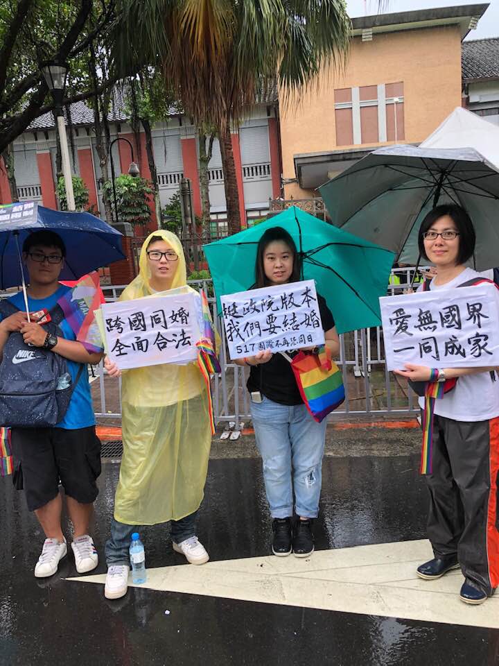 陳芳明隨手拍了多張照片，包括冒著大雨在立法院外「等待」的傘海和支持者舉牌「跨國同婚，全面合法」、「愛無國界，一同成家」等。 圖：翻攝 Fang-Ming Chen臉書