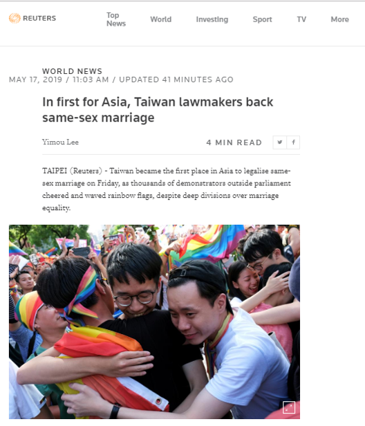 《路透》指出，雖然通過同性婚姻會讓蔡英文明年追求連任的形勢更加複雜，但立法院大樓外支持同婚的民眾在大雨下莫不喜極而泣，人人都讚揚著「亞洲第一」、「做得好！」 圖：擷自《路透》