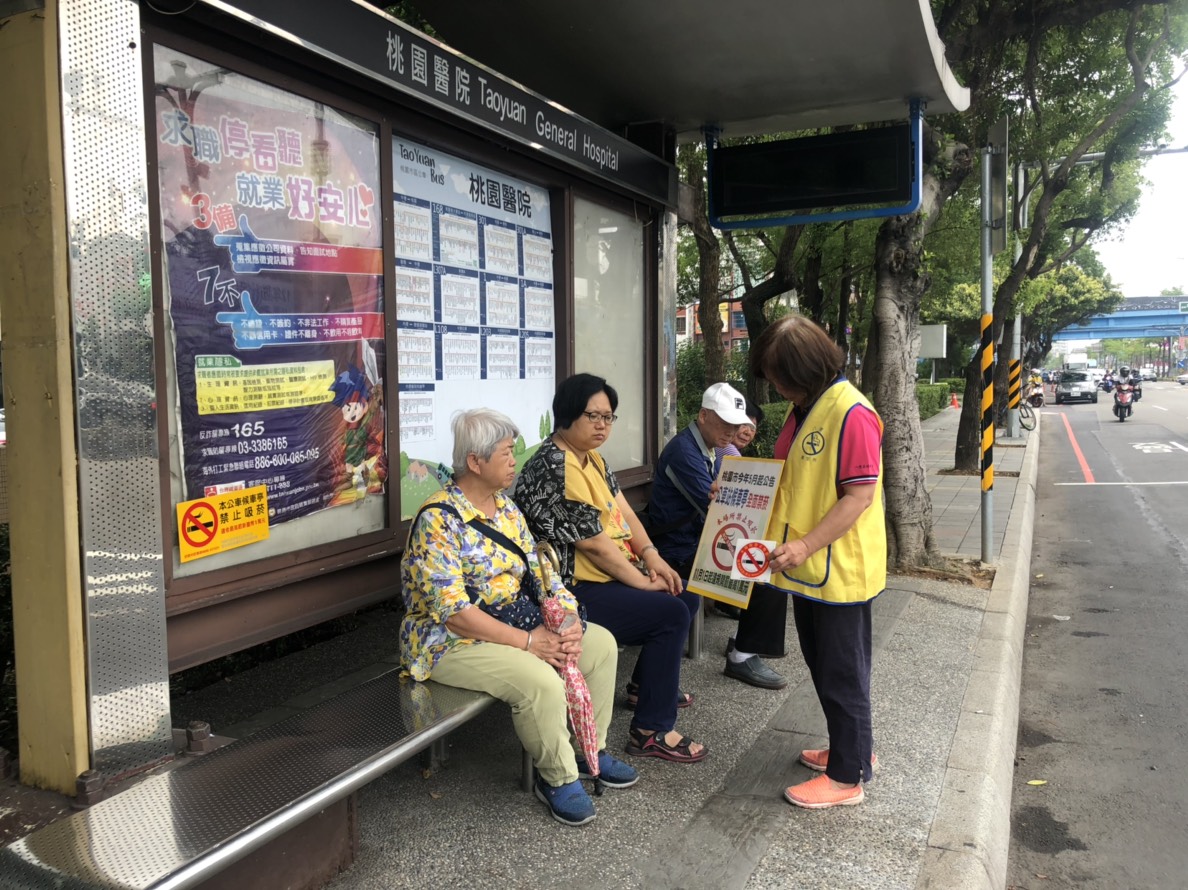 11月1日起民眾若於桃園市轄內有屋簷的公車站候車亭吸菸，最高可依法處新台幣1萬元罰鍰。 圖：桃園市政府衛生局／提供