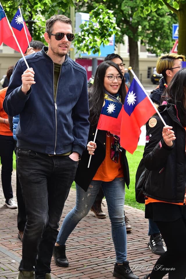 在海牙也有民眾主動加入手持中華民國國旗跟著遊行隊伍呼口號。 圖：駐荷代表處提供