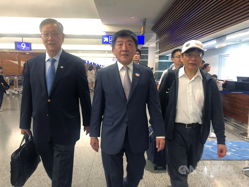 世界衛生大會（WHA）即將登場，台灣今年雖未獲邀，衛福部長陳時中（中）17日晚間仍率領世衛行動團，搭機啟程前往瑞士日內瓦，盼向世界展現台灣醫療貢獻。 圖/中央社