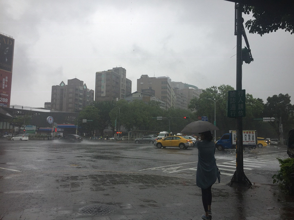 今天受西南風影響，台灣西半部及東北部地區有局部短暫陣雨或雷雨，提醒民眾外出注意 圖：閻芝霖/提供