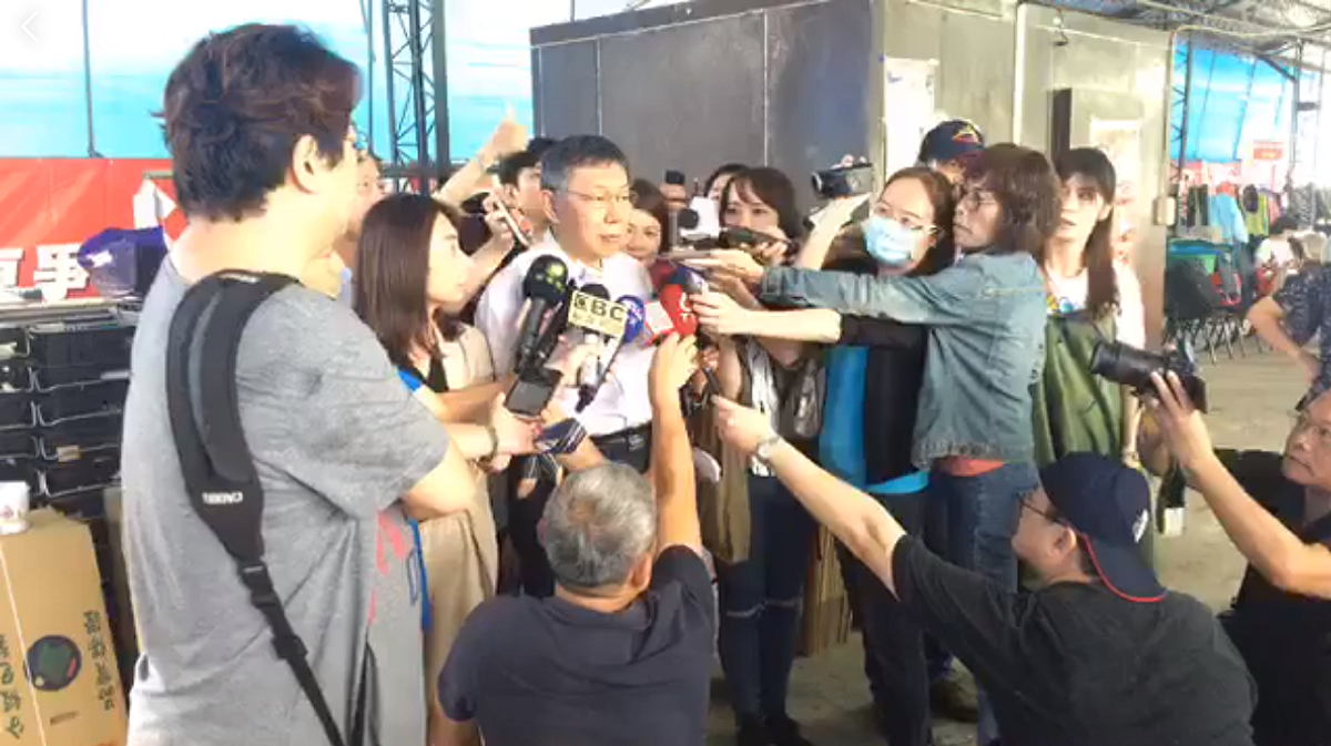 台北市長柯文哲今天（18日）在南台灣高雄參訪。上午先到美濃體驗採水蓮、洗水蓮、吃水蓮美食，在農家接受訪問時，用「鄰居」的概念解釋兩岸關係，形容「就算你跟鄰居平常沒往來，也不用惡言相向」。 圖：翻攝柯粉俱樂部臉書