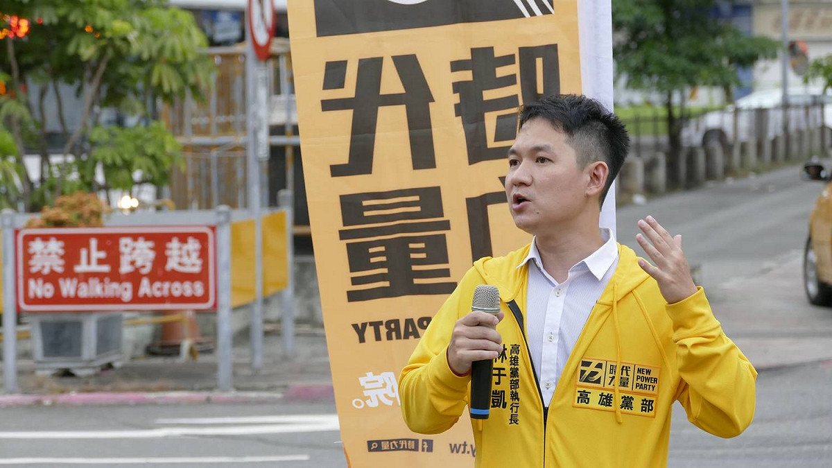 高雄市議會昨日在審查工務局的提案，其中「前鎮區凱得街西側8米巷開闢工程」的墊付案有些爭議但仍通過，時代力量立委林于凱今日在臉書上表示，回家越想越奇怪，指控高雄財政不是很困難嗎？為了省1分鐘時間，竟然花4607萬元開路。 圖：翻攝自林于凱臉書（資料照片）