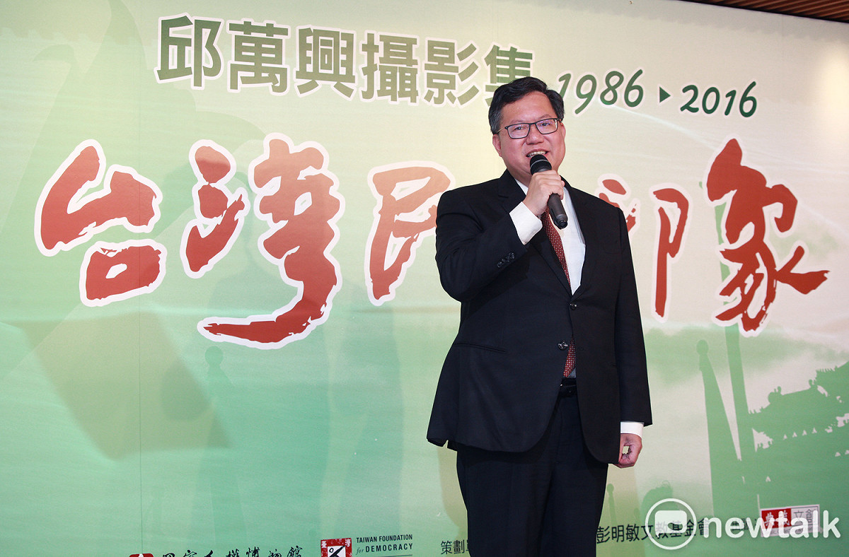 鄭文燦指出，《台灣民主印象》攝影集中，每張照片都是一個故事，充滿台灣人民過去為民主付出與奉獻的痕跡。 圖：林昀真/攝