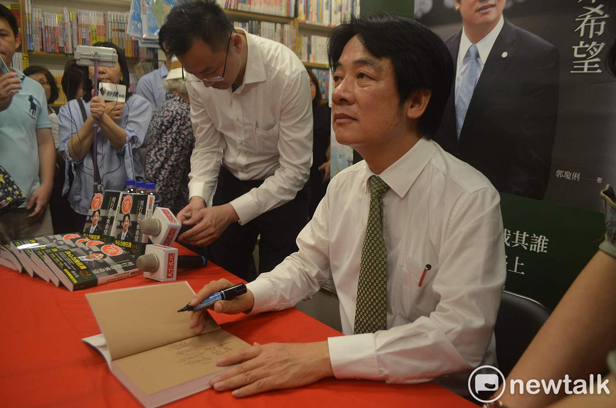 賴清德18日在墊腳石圖書文化廣場嘉義店舉行簽書會。 圖：蔡坤龍/攝