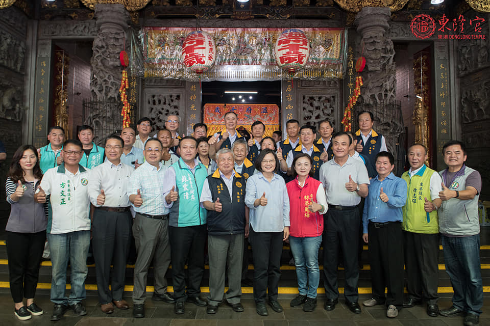 總統蔡英文今日南下故鄉屏東，並且前往東港東隆宮參拜。 圖：翻攝東港東隆宮-國定民俗東港迎王臉書