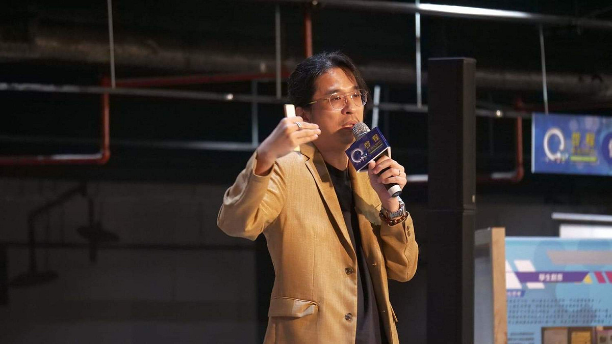 台大電機系教授葉丙成呼籲現場的老師、家長，放棄掉老舊要求孩子追求自己幫孩子設定好的目標，而該讓孩子自己親身去嘗試和體驗，「用以致學」比「學以致用」重要，何況AI時代的人工智慧還沒辦法「發現問題」，一切問題仍靠人去解決。 圖：廣達文教基金會/提供