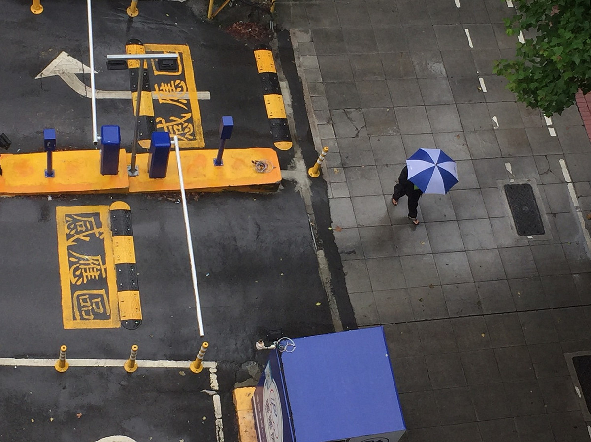 今（19）日仍受西南風影響，各地有局部短暫陣雨或雷雨，提醒民眾外出要記得帶傘 圖：閻芝霖/提供