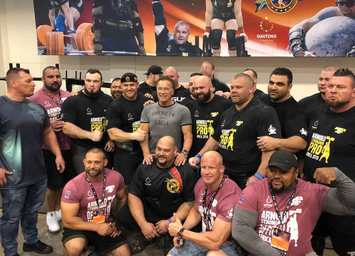 阿諾史瓦辛格抵約堡出席年度阿諾經典非洲運動賽事（Arnold Classic Africa）。 圖/翻攝自ArnoldSports推特