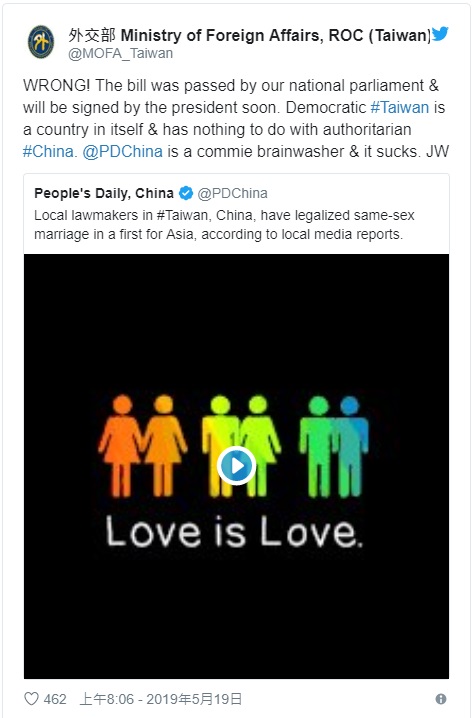 外交部長吳釗在官方推特嗆「大錯特錯！台灣就是一個民主國家，和極權中國無關，《人民日報》是中共洗腦器，爛透了！」 圖/外交部推特