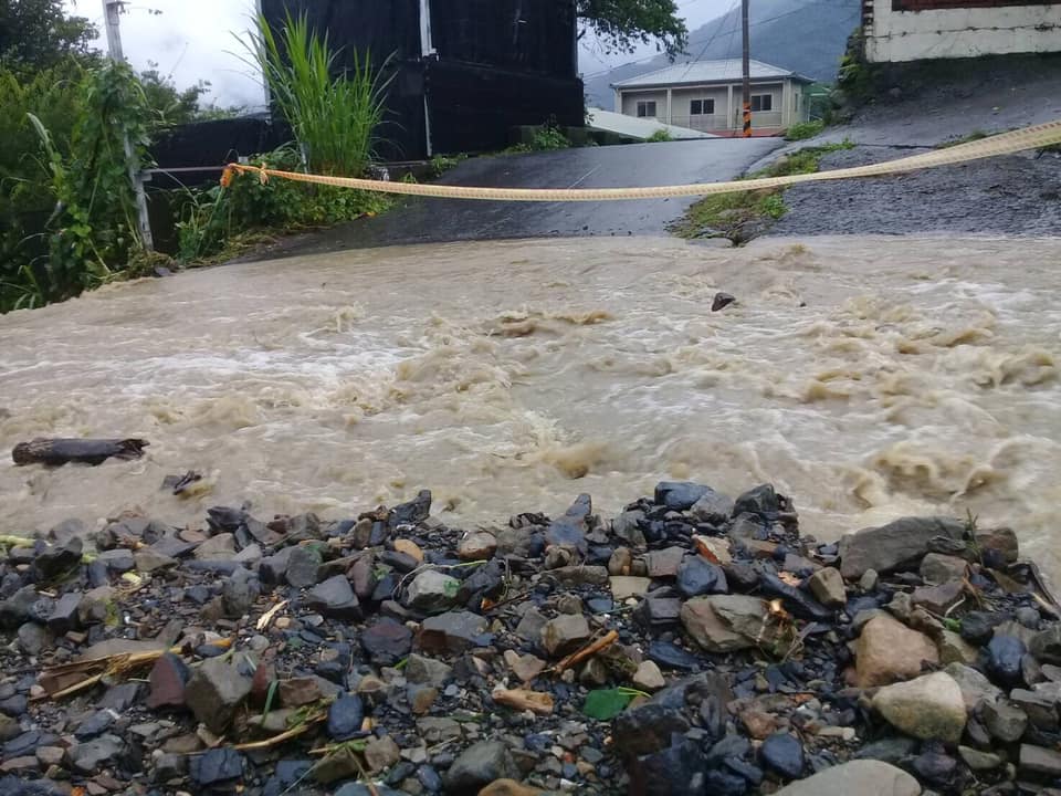 南投地區豪雨降下，導致部分路段積水嚴重、 土石坍方。 圖：翻攝自南投縣政府警察局仁愛分局臉書。