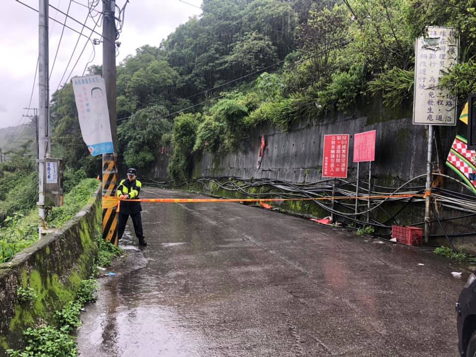 連日豪雨侵襲台灣，中央氣象局針對各地發布豪雨、大豪雨警報，部分山區受影響。 圖：翻攝自南投縣政府警察局仁愛分局臉書。