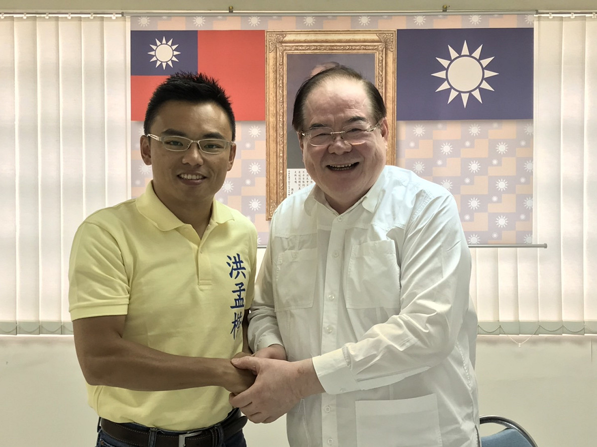 國民黨發言人洪孟楷民調勝出，接受新北市黨部主委李乾龍道賀，將代表國民黨參選新北第1選區立委。 圖：國民黨新北市黨部提供