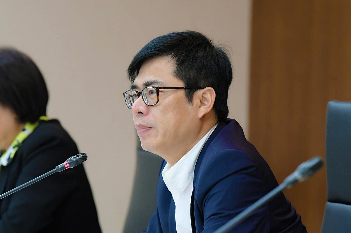 陳其邁表示，韓國瑜市長應該考慮到對市民的承諾及政見能否兌現。 圖：翻攝自陳其邁臉書