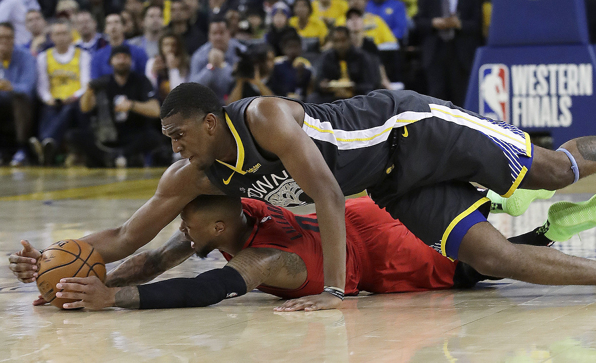 拓荒者主將Damian Lillard(下)在西區決賽第2戰時傷到了肋骨。 圖／美聯社／達志影像