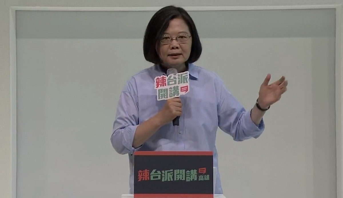 總統蔡英文今日南下高雄參拜，並在當地舉行演講。 圖：翻攝自蔡英文臉書專頁