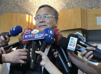 遠東航空這兩天無預警宣布停飛部分國際航班，引起旅客及旅行社抱怨。遠航總經理李梓煌19日出席交通部應變會議，他受訪表示，航班取消處理太粗糙，一定會改進。 圖：中央社