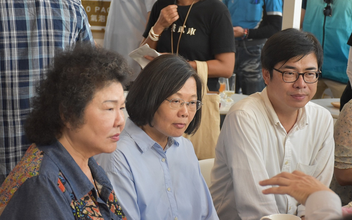蔡英文(中) 和陳菊(左)及陳其邁共同喝咖啡 。 圖  :  孫家銘／攝