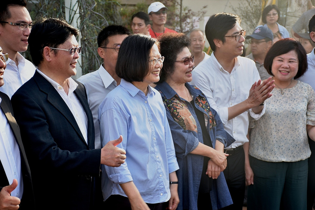 蔡英文(左二) 在水花園人口合影後離去。 圖  :  孫家銘／攝