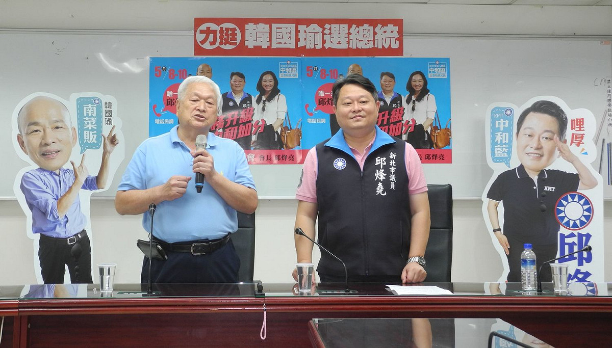 邱垂益、邱烽堯父子，與高雄市長韓國瑜關係及交情都很深厚。  圖：王峻昌/攝