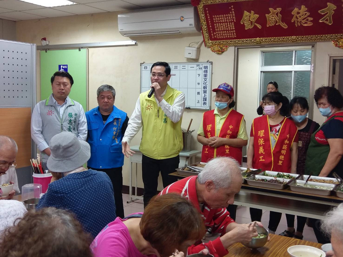 民進黨中和區立委江永昌經初選出線獲提名，已積極力求連任；圖為他與陽光團隊「師弟」、市議員張志豪陪同，四處跑攤。 圖：張志豪提供