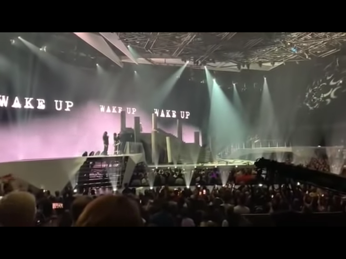 瑪丹娜與奎韋斯演出時，還可看到站在兩人身旁的舞者仰頭往後墜落舞台。這場演出最後更在瑪丹娜和奎韋斯手牽著手後仰墜落舞台中結束，舞台後方同時出現「覺醒」（wake up）字幕。 圖：翻攝自Youtube