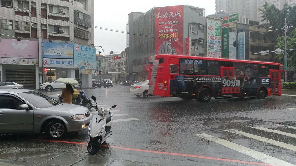 今日因受低壓帶北移影響，全台都可能有雨。 圖：閻芝霖/提供