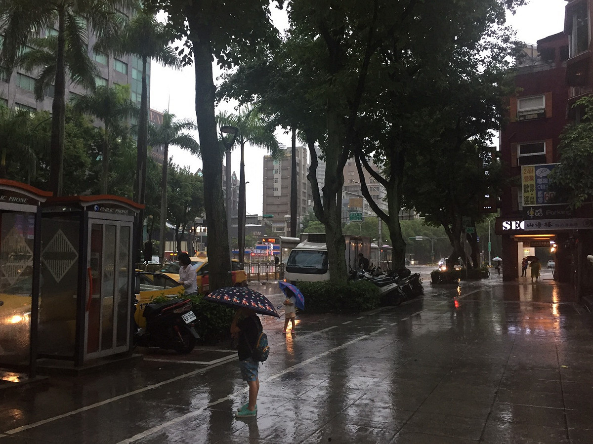 中央氣象局表示，今天受鋒面影響，各地轉為有陣雨或雷雨的天氣，提醒民眾外出要帶傘。 圖：閻芝霖/提供