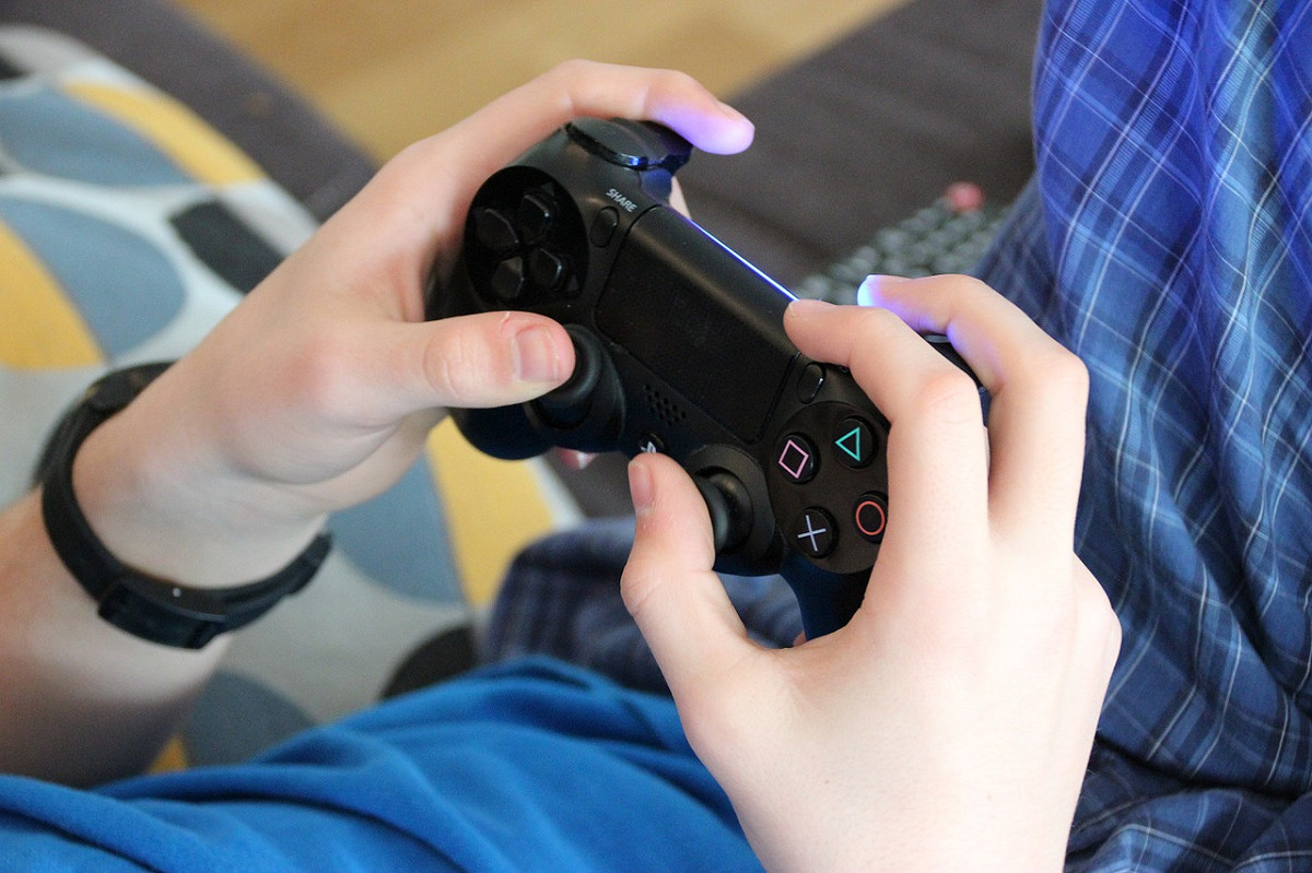 近日有一名肥宅工程師分享，自己花 2 萬元請 2 個妹子吃飯的經驗，結果不少網友見狀都大嘆不值，直呼「這一看就是剝皮酒店...」 示意圖／取自pixabay