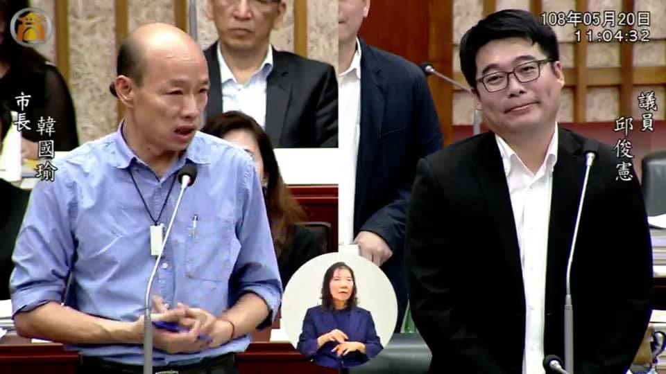 高雄市長韓國瑜期盼在高雄另外建一座國際機場，譯員邱俊憲今日質詢時針對此議題不斷詢問，質疑在資料中無法看到市府對於政策和要求有哪些完整輪廓。 圖：翻攝自高雄市議會臉書