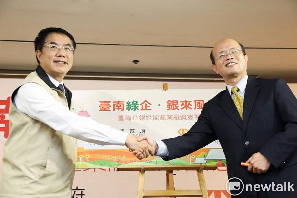為加速推動陽光電城2.0計畫，臺南市長黃偉哲與臺灣企銀董事長黃博怡共同簽署「臺灣企銀綠能產業融資」專案。 圖 : 黃博郎/攝