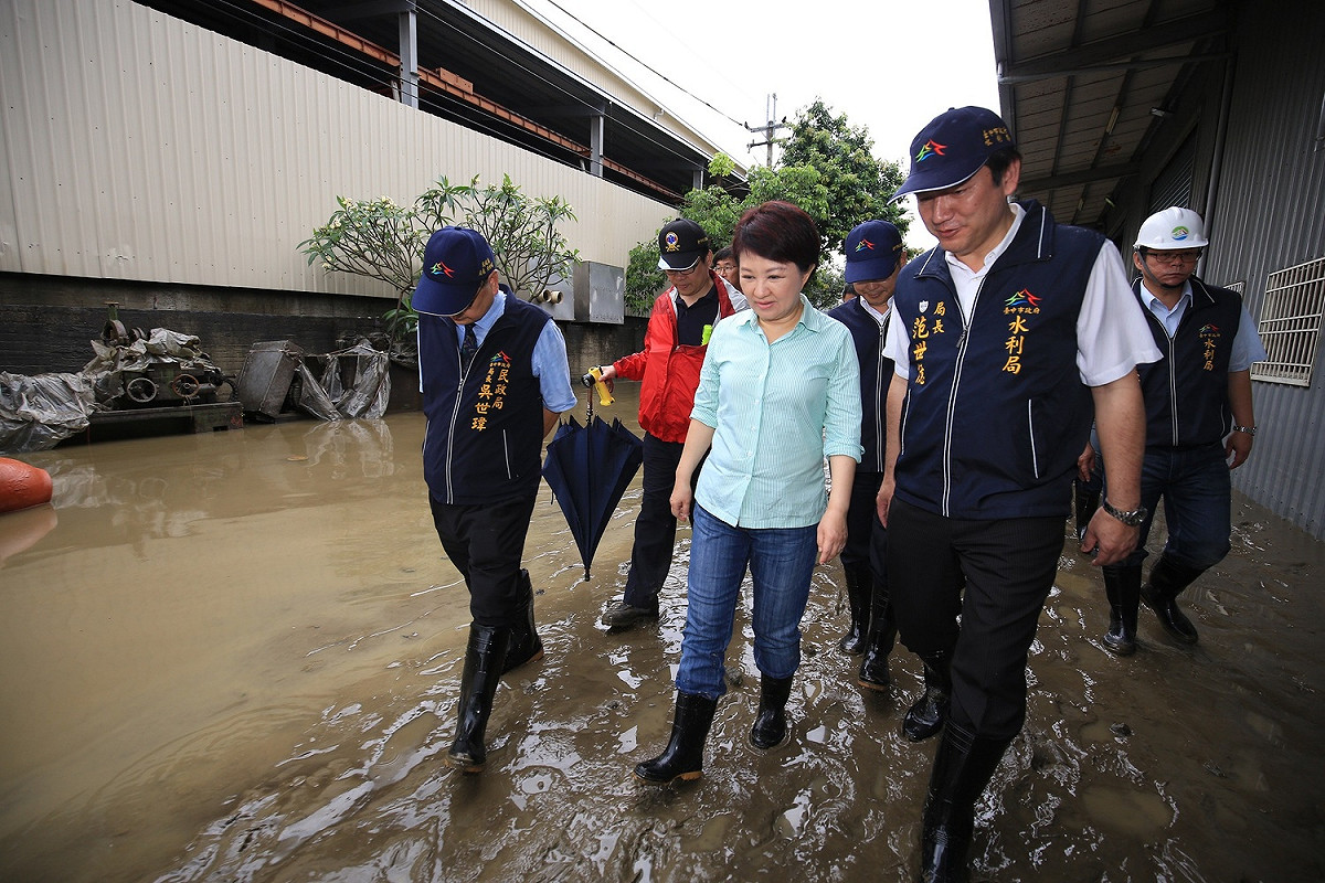 台中市長盧秀燕(中)昨 (20)日視察淹水災情。 圖 : 台中市政府/提供