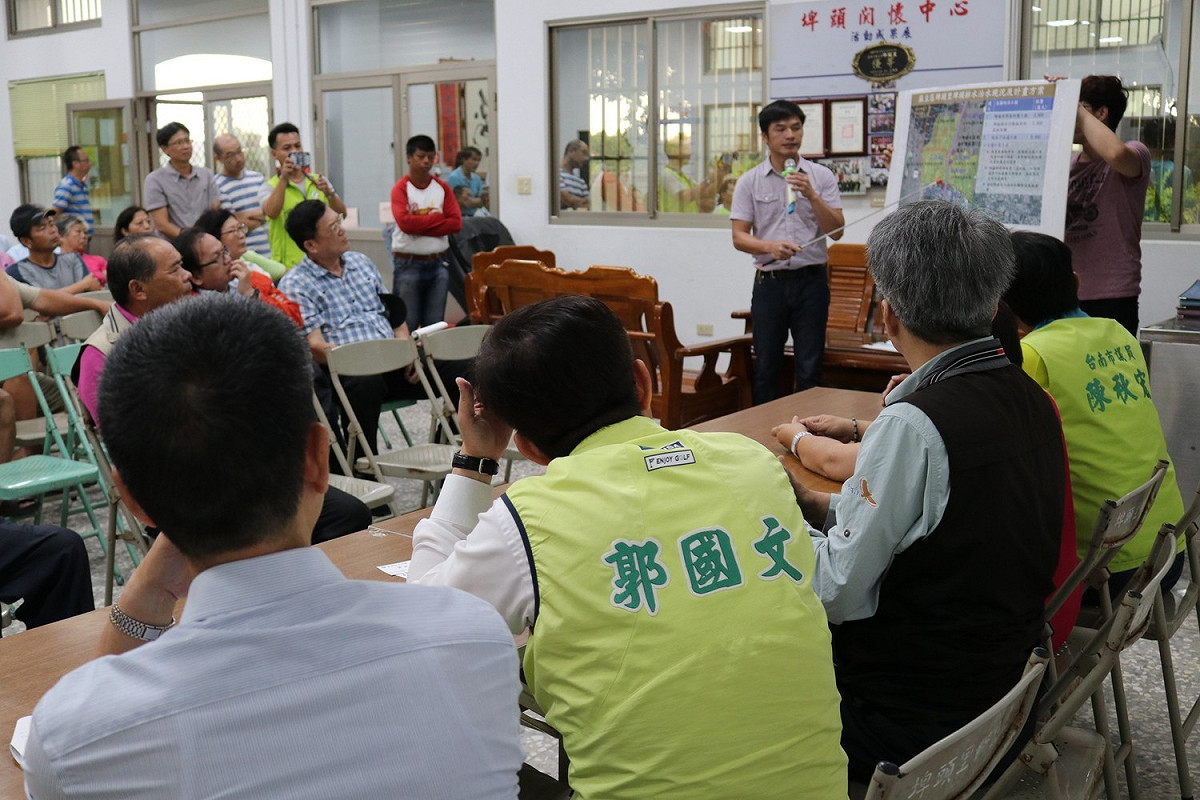 關心防汛的立委郭國文特邀水利署副署長曹華平、台南市政府相關官員勘查「埤頭、安定、七股及曾文溪西港堤防等大排」防汛整備情形。（黃博郎攝）