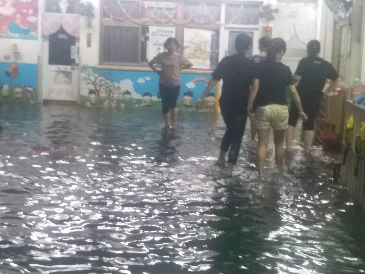 嘉義市今天下午急降雨，造成西區新西里部份地區水淹腳踝。 圖：新西里里長楊文玲/提供