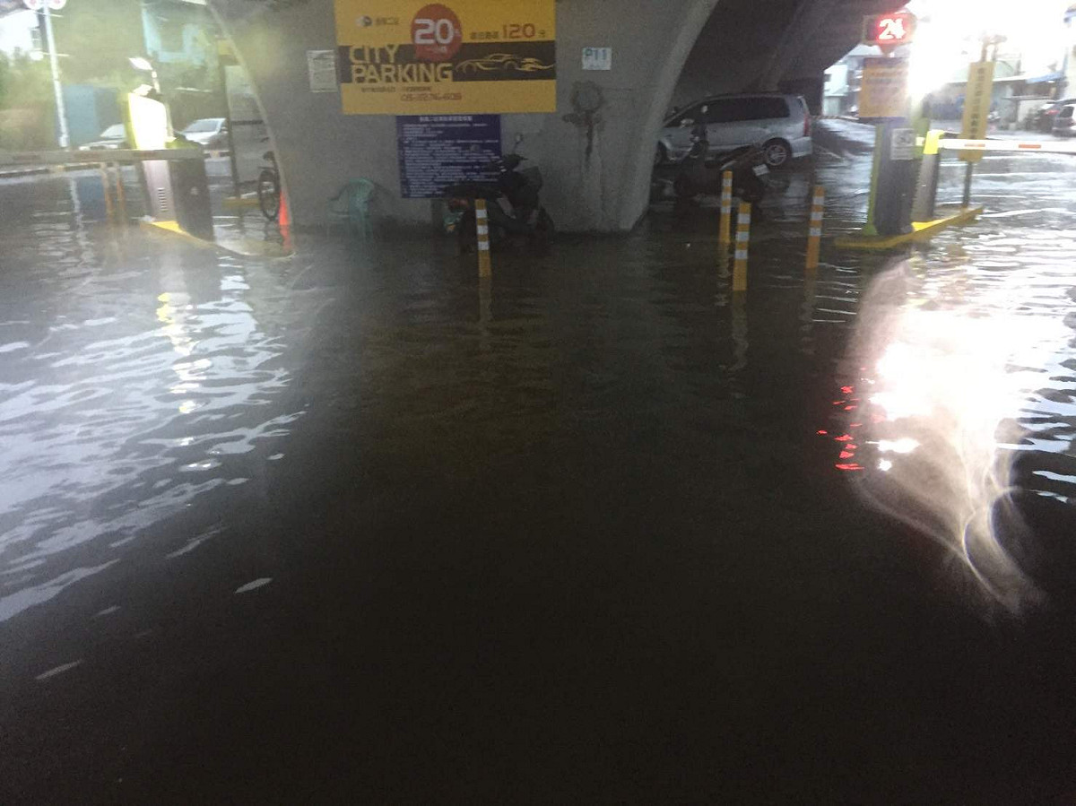 嘉義市今天下午急降雨，垂楊大橋下成了水鄉澤國。 圖：永和里里長蔡宗坤/提供